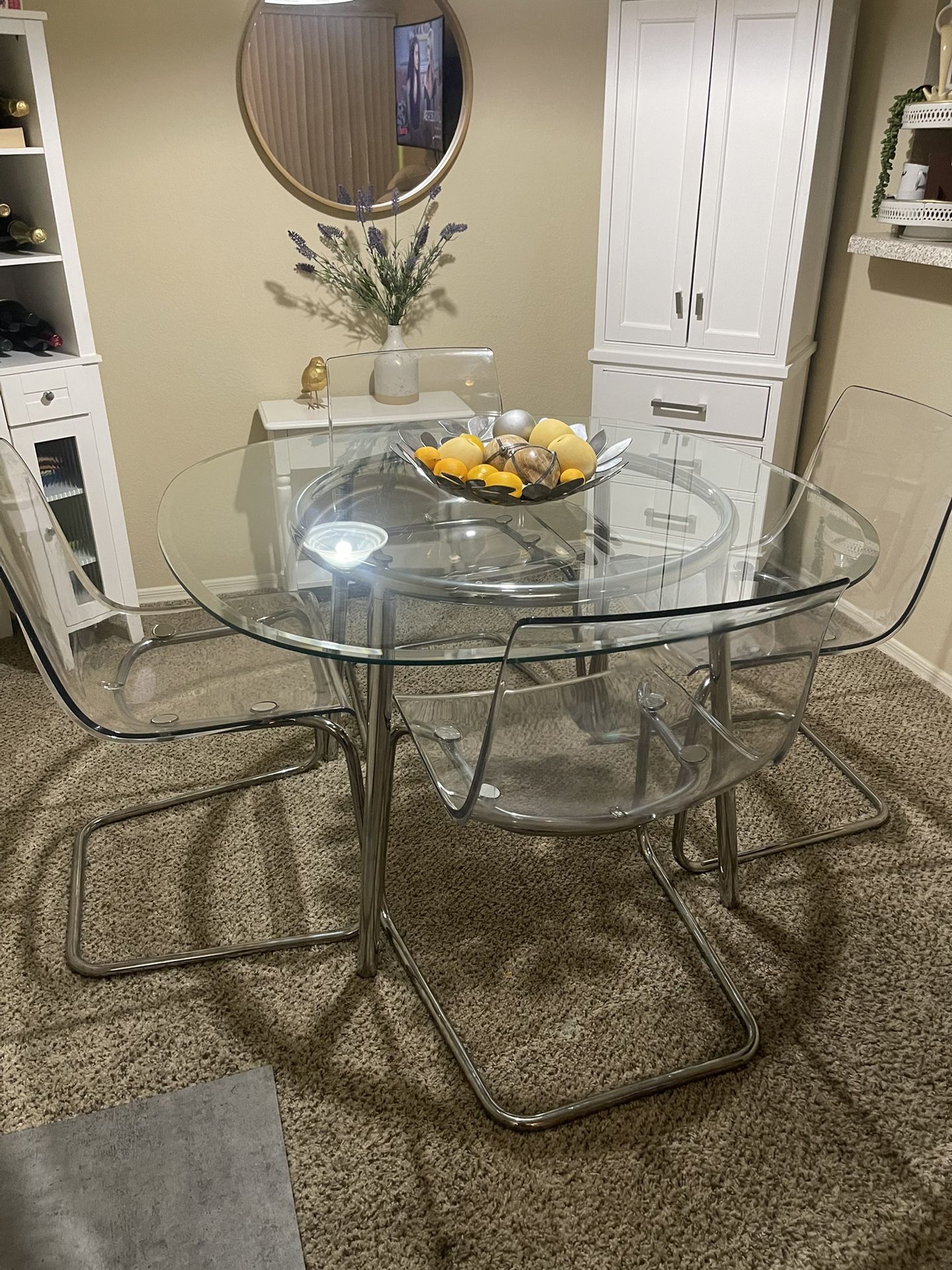 Beautiful And Modern Table With Four Chairs 
