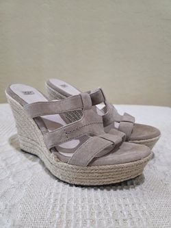 SZ 10 WOMAN’S UGG AUSTRALIA TAUPE TAWNIE WEDGE ESPADRILLE SANDALS