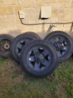 18" Rockstar XD811 rims and 325 60 R18 tires