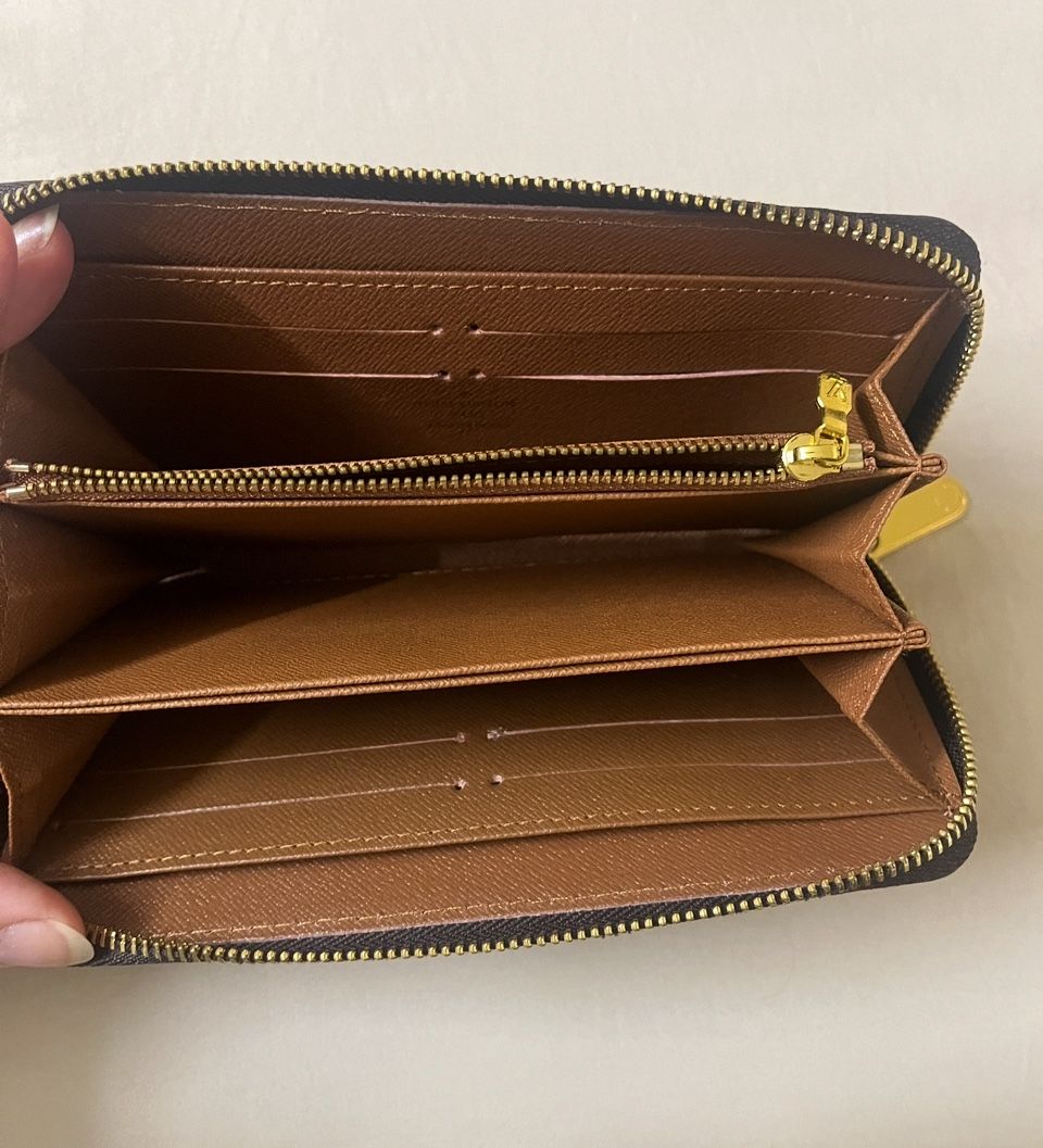 Brown Women’s Wallet View Photos For Details Pick Up In Gaithersburg Md20877