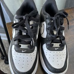Black & White Nike Air Size 4.5y