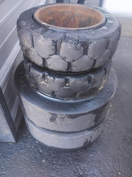 Forklift Pneumatic Set Of Tires 18/6/12 1/8