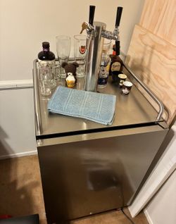 Edgestar Dual Tap Kegerator / Ice Cold Beer Fridge With Two CO2 Tanks, Etc.