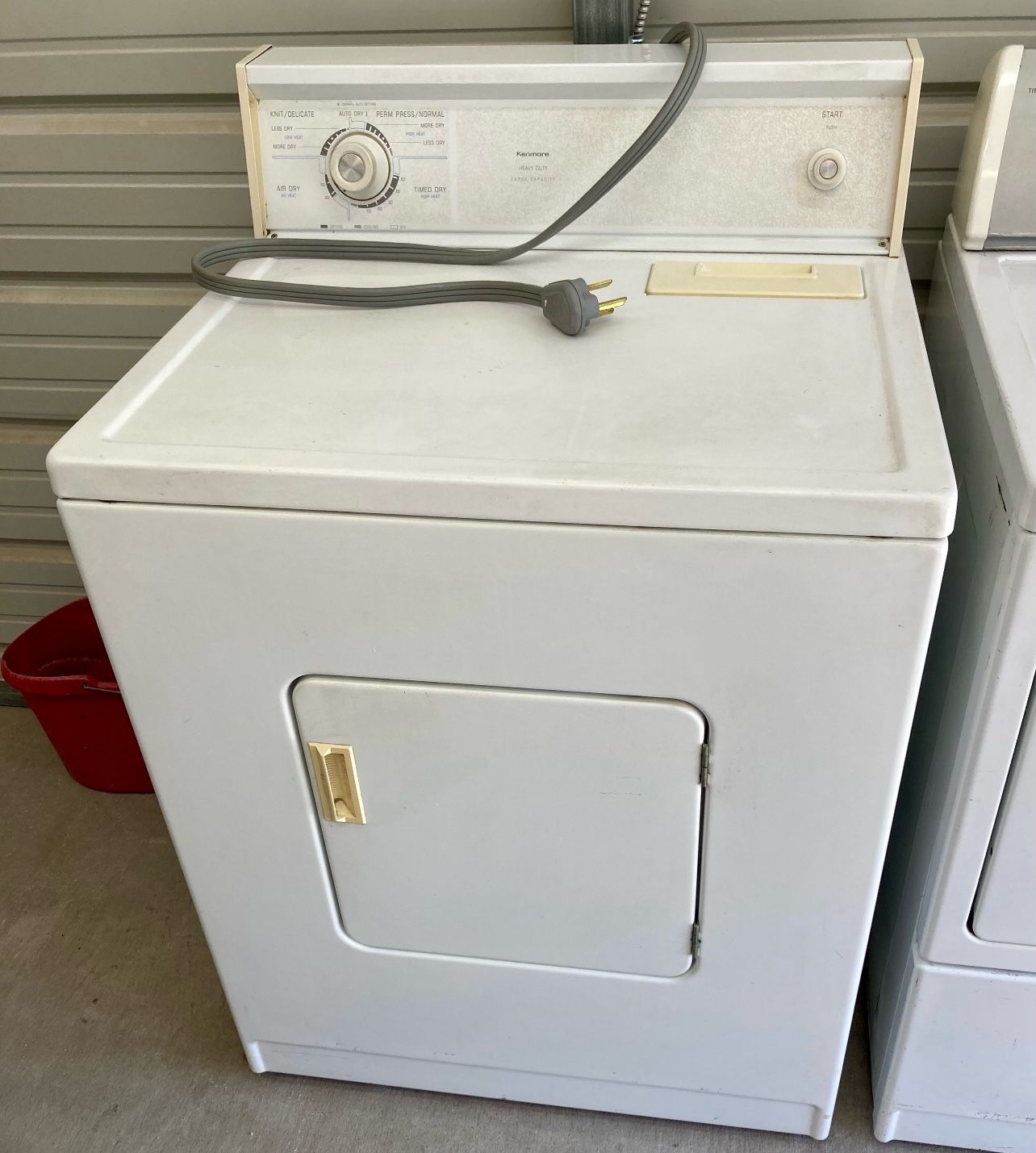 #64 Small-Medium Size Capacity. Kenmore Electric Dryer 