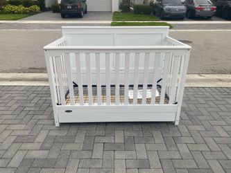 Graco White Baby Crib With Storage Drawer