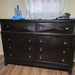 Bedroom set, no bed frame
