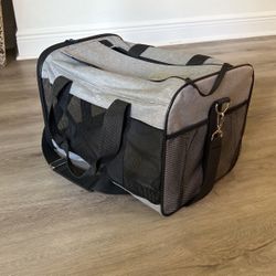 Zipper Cat Tote With Bottom Pegs