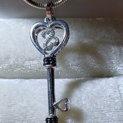 Jane Seymour Key To My Heart Necklace for Sale in Tacoma WA OfferUp