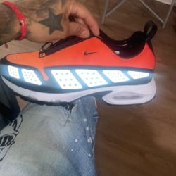 Estas zapatillas son las Nike Air Max SNDR (también conocidas como Air Max Sunder), un modelo retro de 1999 que ha vuelto recientemente con un diseño 