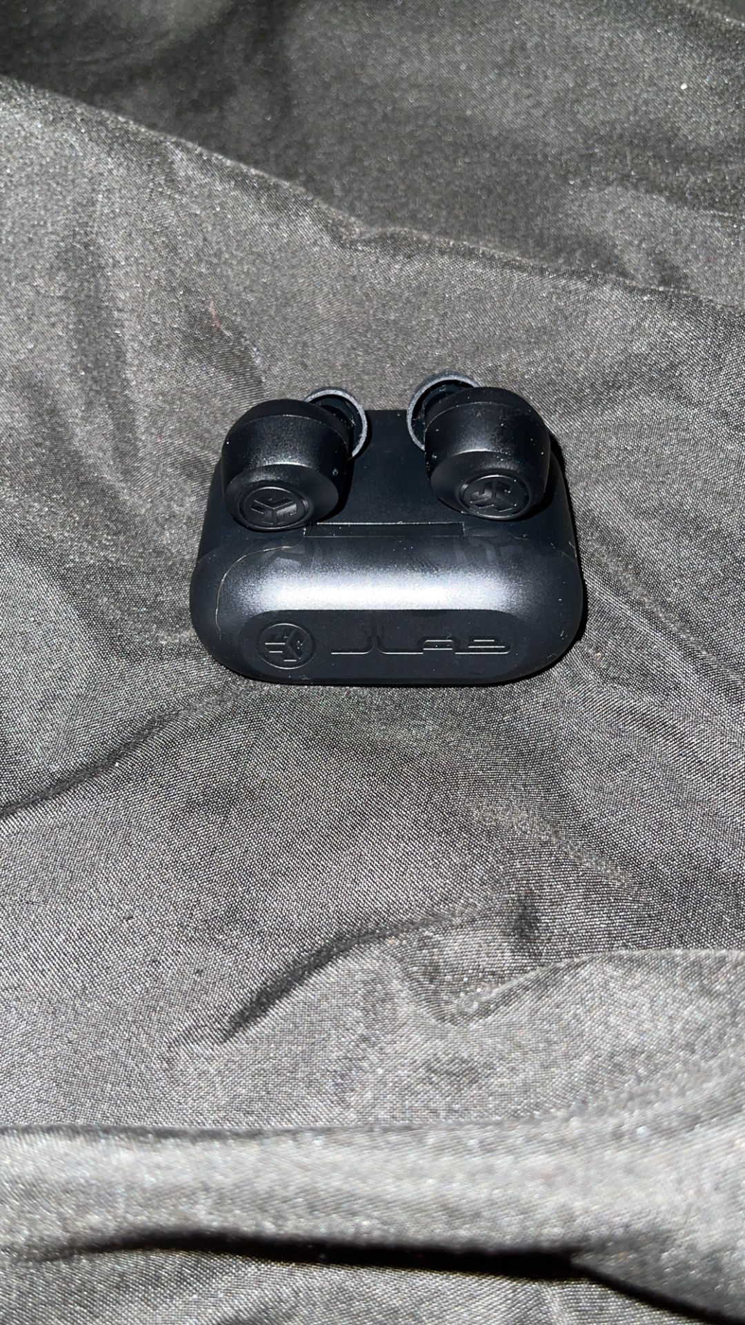 JLB WIRELESS EARBUDS WITH CHARGER 