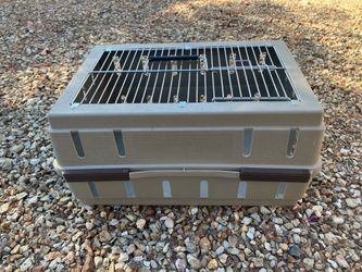 Pet kennel / crate / travel carrier