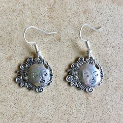 💨 Darling windy cloud face charm earrings