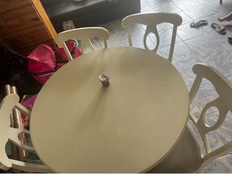 White round table come with four chairs 🪑