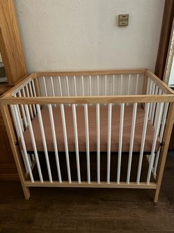 Mini crib with mattress