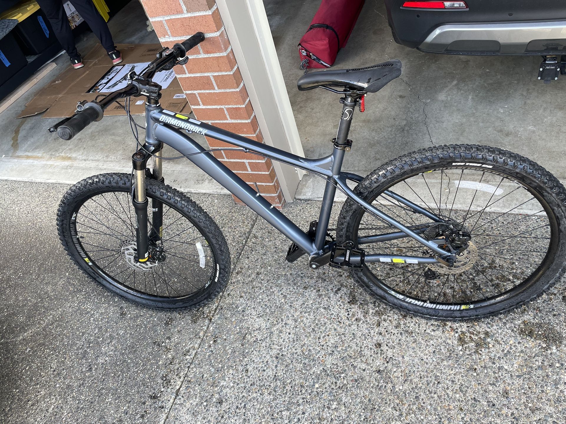 Diamondback Line Bicycle - Men’s M (5’7”-5’10”)