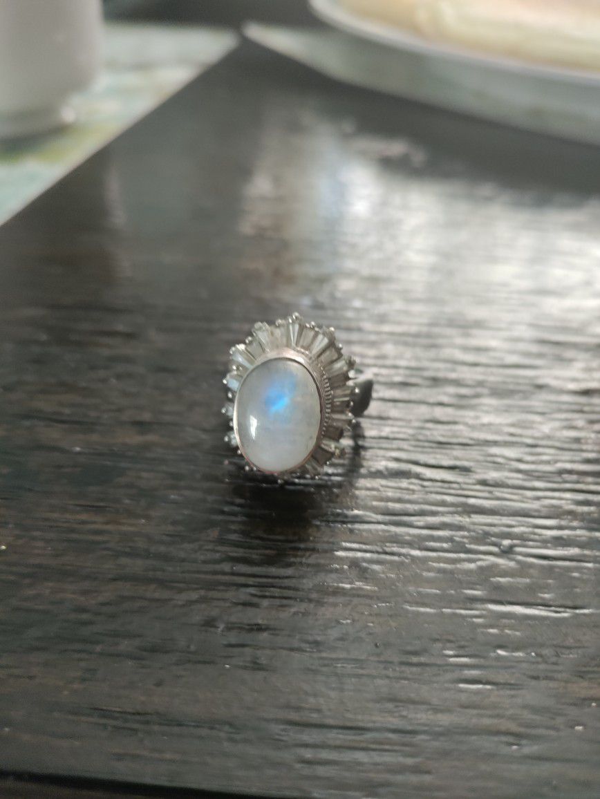 Beautiful Moonstone Silver Ring Size 7