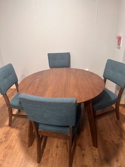 Table and chairs set