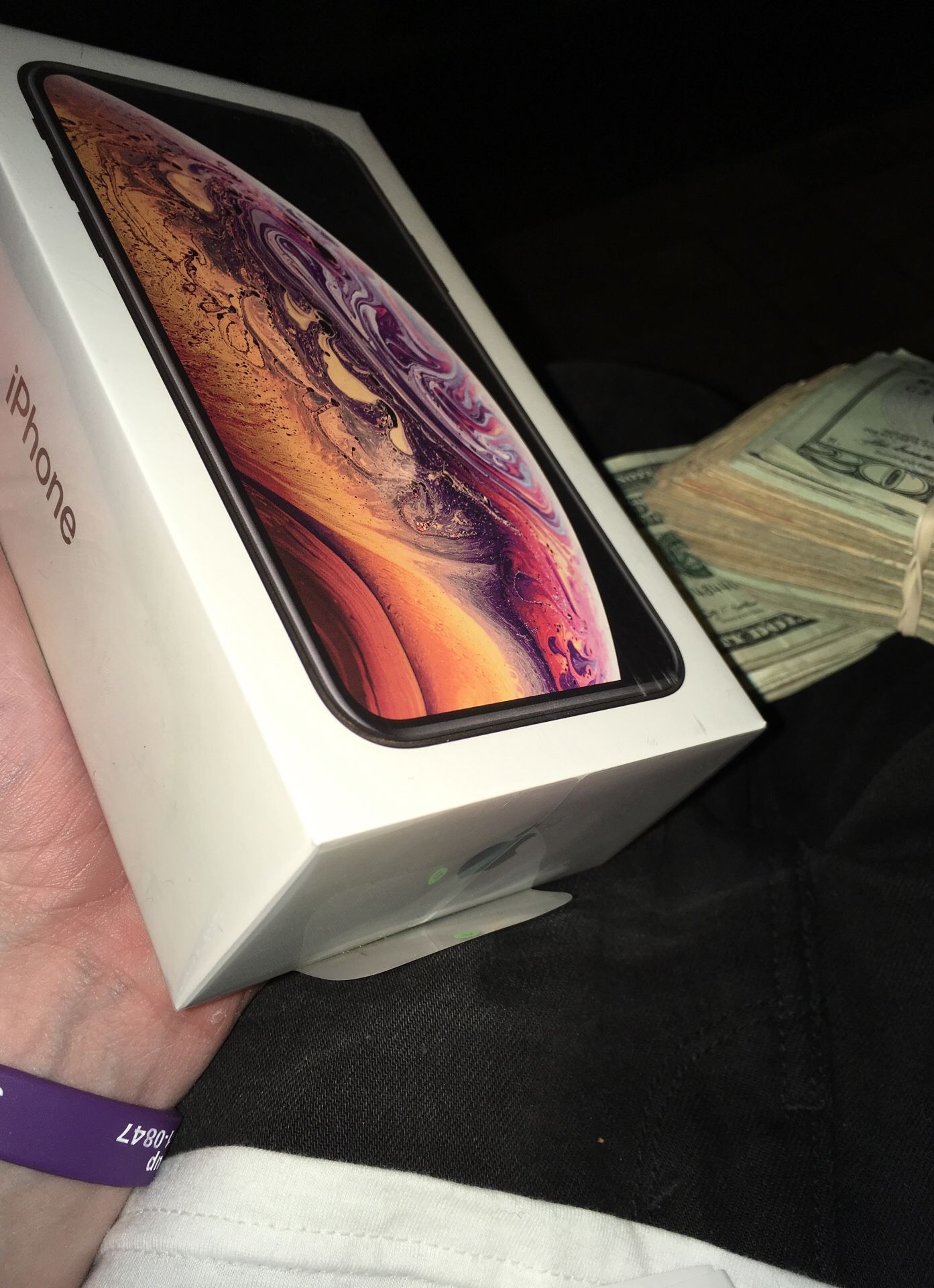 iPhone XS 256gb (gold&brandnewsealed) *with receipt!!