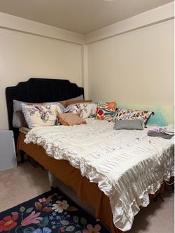 Bed frame + mattress Queen (no headboard)