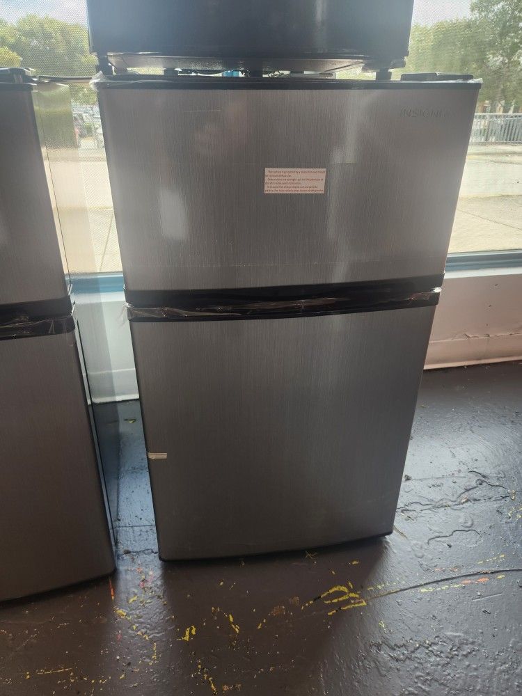 Insignia 3.0 Mini Fridge With Freezer