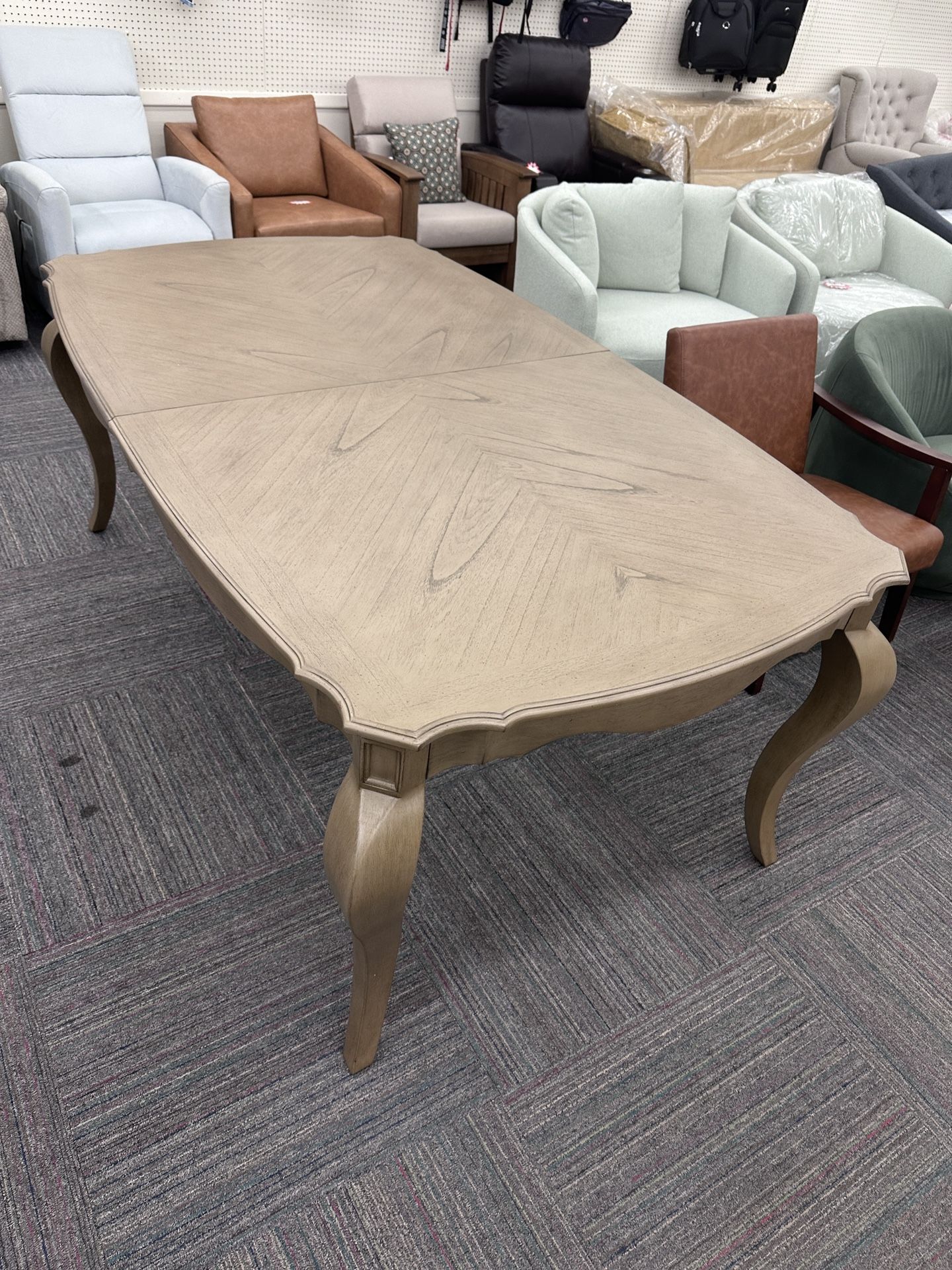 🍽️ BRAND NEW (ASSEMBLED!) DINING TABLE – ANTIQUE TAUPE • EXTENDABLE • ELEGANT DESIGN 