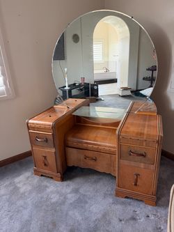 Vintage vanity/dresser