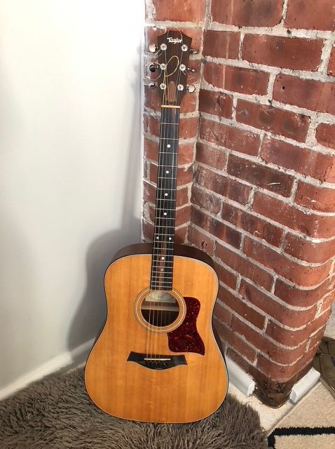 Taylor 310 Acoustic guitar Mint condition