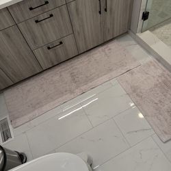 EUC COSTCO Set of 2 Bathroom Bath Mats Runner Grey Cotton