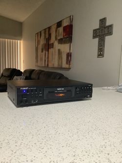 * RSQ * MULTI FORMAT KARAOKE MACHINE IN EXCELLENT CONDITION . MUST SEE TO APPRECIATE .