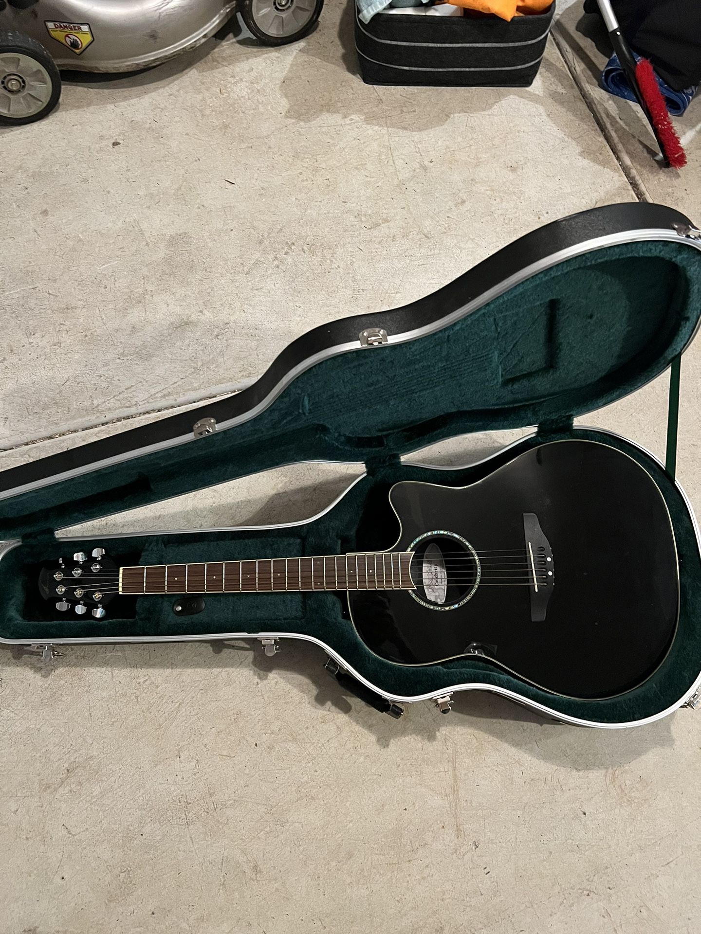 Acoustic Guitar (Ovation Applause) with hard shell case