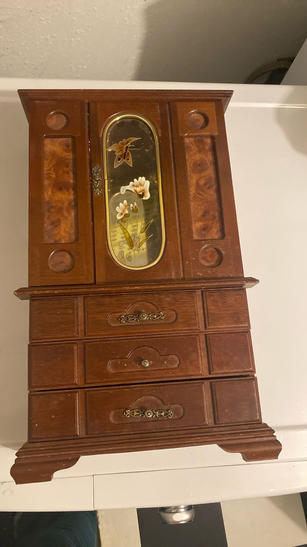 Jewelry box
