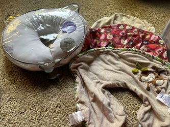 Boppy pillow + 4 Covers