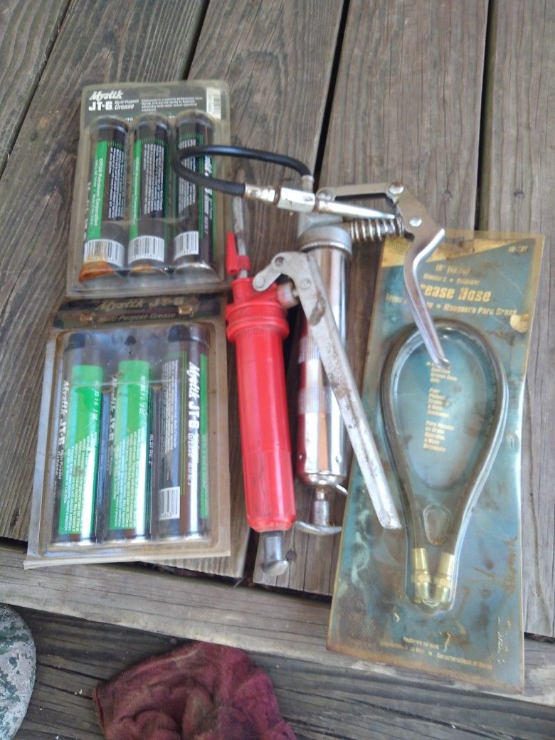 2 GREAZE GUNS & GREASE 6 TUBES PLUS HOSE