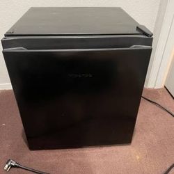 Hisense 1.6 cu.ft. Mini Fridge (model: WMS017M6XBE)