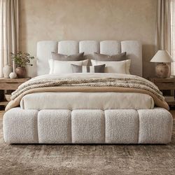 Luxury Creme upholsterd bed