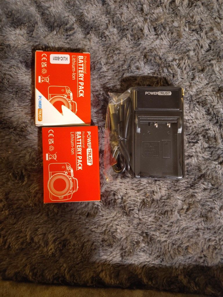 Two Bateries KLIC-5001 And Batery Charger