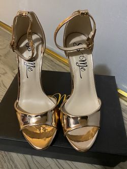 Lulus Rose Gold Sandals Size 7,5