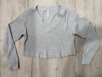 ✨ Alo Yoga Ribbed V-Neck Cropped Long Sleeve Top – XS/S – NWOT 43973