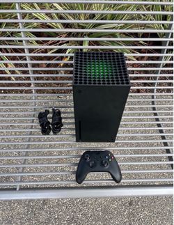 Xbox Series X – Excellent Condition w/ Controller & Cables