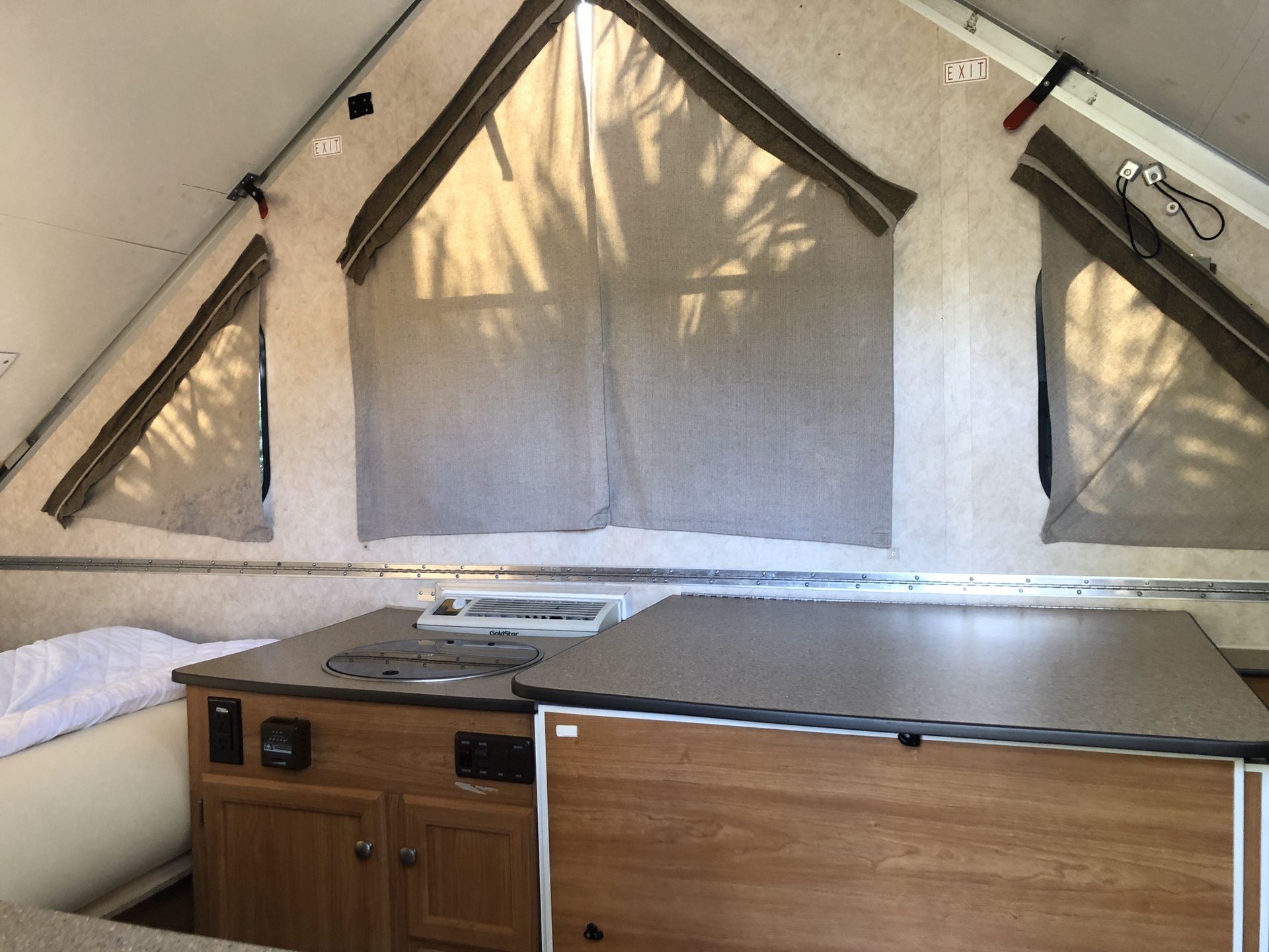 2009 Aliner Ease Camper in great shape w/brand new vinyl floors, lift