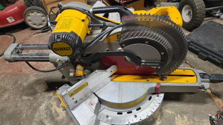 DeWalt DWS780 12" Double Bevel Sliding Compound Miter Saw