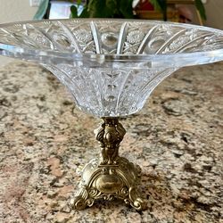 Vintage Hollywood Regency Pedestal Crystal Fruit Bowl and gold-toned metal Pedestal base
