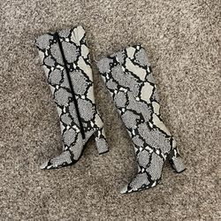 Womens 7.5 Snakeskin Knee Boots NEW