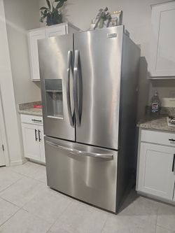 3 year old Frigidare Gallery...Not working but for parts