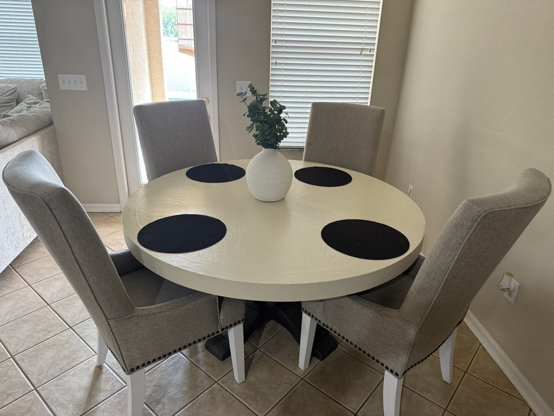 Round Dinner Table With Chairs