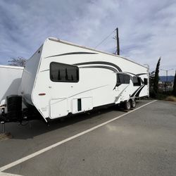 Toyhauler ✨Beautiful ✨2014 27cbg Attitude Wide Light 1/2 Ton Towable 19k Takes It