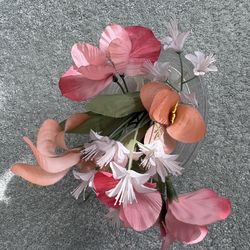 1981 Avon elegant “springtime flower blossoms“ collection with scented resin inside the vase