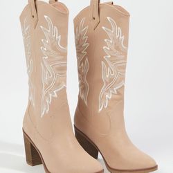 Brand New Cow Girl Boots NEW USED WITH TAG. Blush Pink And White Size 7 Beautiful Design 