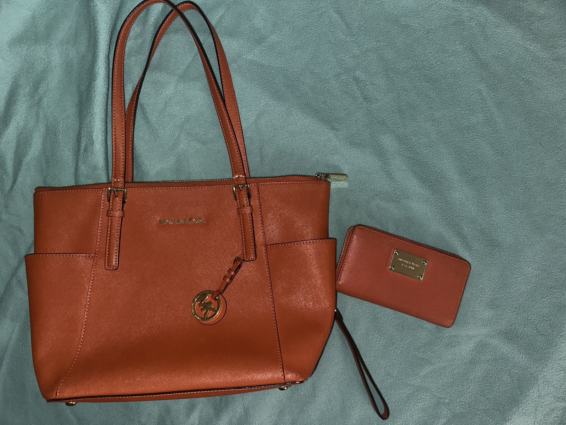 Michael Kors Jet Set Top Zip Saffiano w/ Wristlet