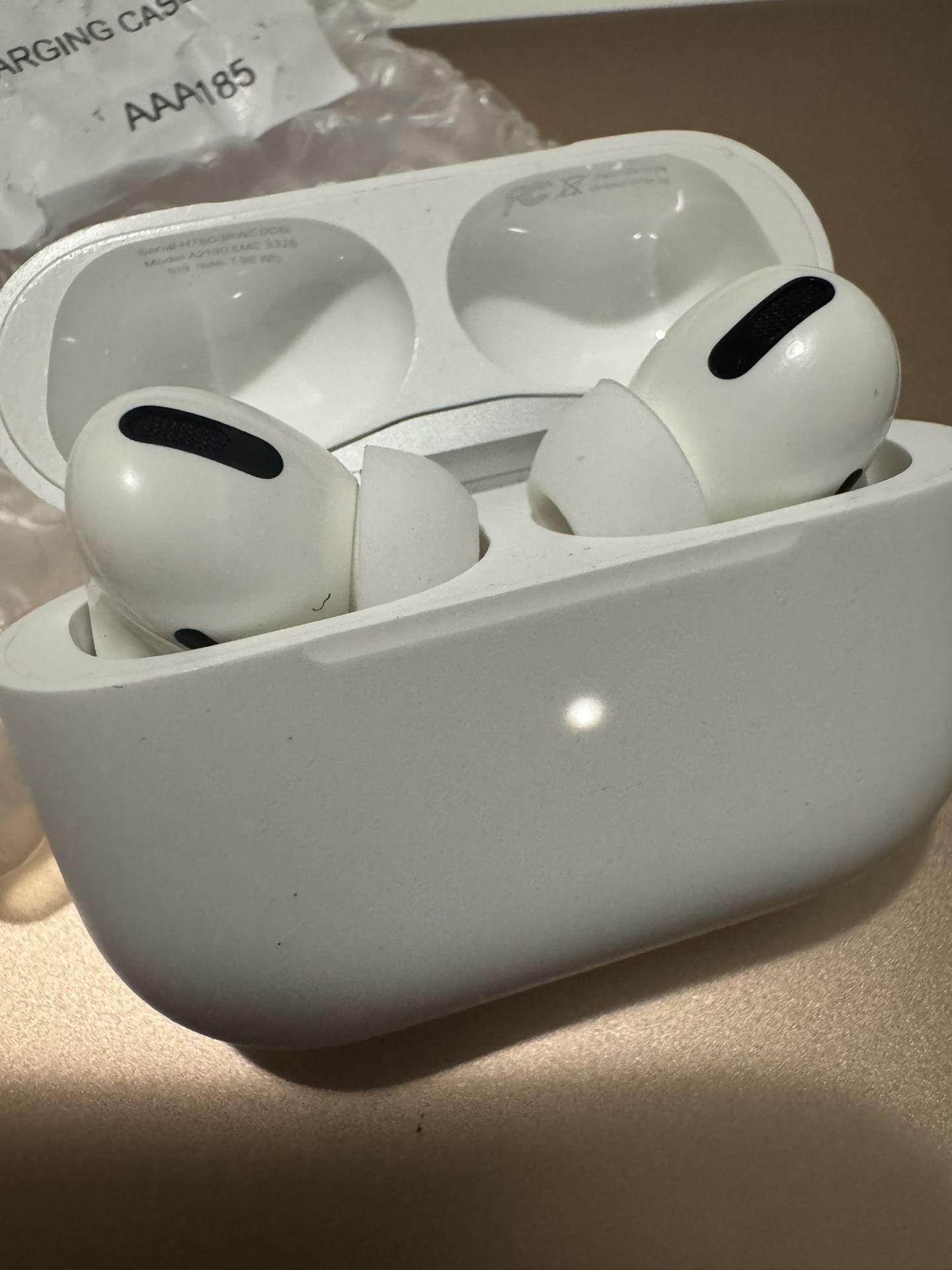 AIRPODS PRO (1st Gen) w/ Charging Case